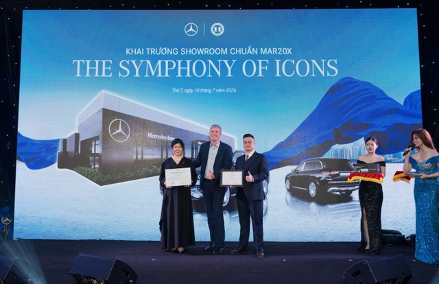 Ông René Neumann Tổng giám đốc Mercedes-Benz Việt Nam (ở giữa) khẳng định Haxaco là một trong những đối tác chiến lược quan trọng của Mercedes-Benz tại Việt Nam trong lễ khai trương và trao chứng nhận showroom Mercedes-Benz Haxaco Ha Noi đạt tiêu chuẩn MAR20X toàn cầu. Ông René Neumann Tổng giám đốc Mercedes-Benz Việt Nam (ở giữa) khẳng định Haxaco là một trong những đối tác chiến lược quan trọng của Mercedes-Benz tại Việt Nam trong lễ khai trương và trao chứng nhận showroom Mercedes-Benz Haxaco Ha Noi đạt tiêu chuẩn MAR20X toàn cầu.