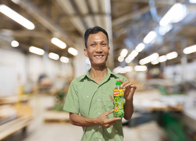 Anh Nguyễn Xuân Trung, một công nhân tại Đồng Nai là một trong những khách hàng may mắn trúng Giải thưởng 100 triệu đồng nhờ uống Trà Xanh Không Độ trong hè 2025. Anh Nguyễn Xuân Trung, một công nhân tại Đồng Nai là một trong những khách hàng may mắn trúng Giải thưởng 100 triệu đồng nhờ uống Trà Xanh Không Độ trong hè 2025.