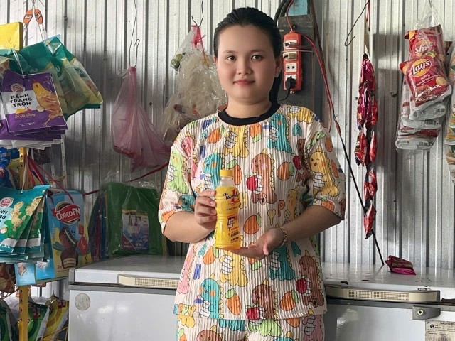 Chị Lê Thị Ngọc Trang bên quán nhỏ tại An Giang-nơi câu chuyện trúng 50 triệu đồng từ một lần xé nhãn chai Number 1 bắt đầu lan khắp xóm (Ảnh NVCC). Chị Lê Thị Ngọc Trang bên quán nhỏ tại An Giang-nơi câu chuyện trúng 50 triệu đồng từ một lần xé nhãn chai Number 1 bắt đầu lan khắp xóm (Ảnh NVCC).