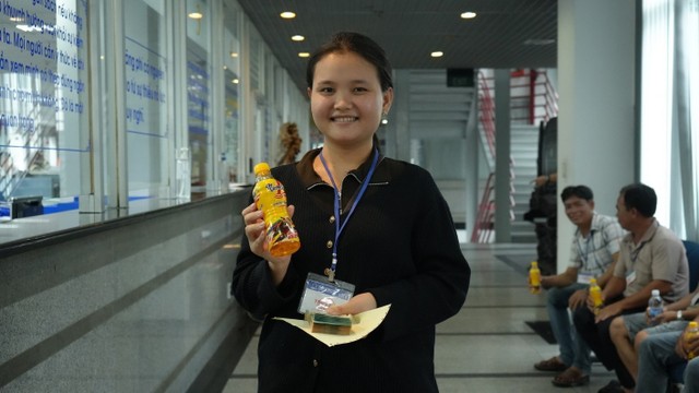 Niềm vui của chị Trang khi cùng gia đình vượt quãng đường hơn 300km để trực tiếp nhận giải thưởng trị giá 50 triệu đồng từ Nước tăng lực Number 1. Niềm vui của chị Trang khi cùng gia đình vượt quãng đường hơn 300km để trực tiếp nhận giải thưởng trị giá 50 triệu đồng từ Nước tăng lực Number 1.