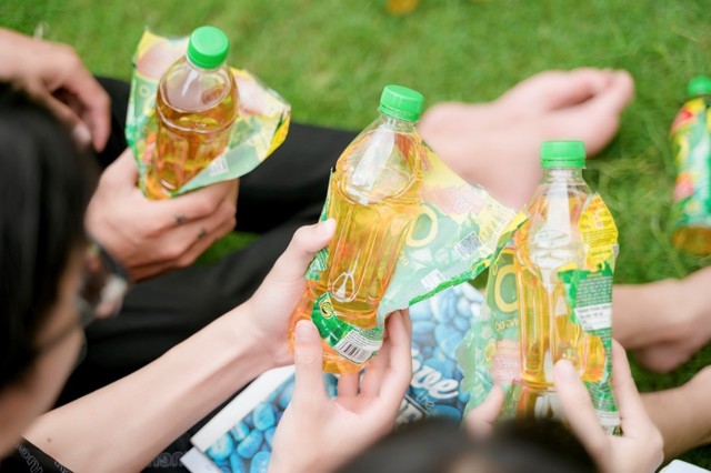 Sau khi giải khát, nhiều người giờ giữ lại chai thêm vài giây để xé nhãn, nhập mã và chờ kết quả hiện lên trên điện thoại. Sau khi giải khát, nhiều người giờ giữ lại chai thêm vài giây để xé nhãn, nhập mã và chờ kết quả hiện lên trên điện thoại.
