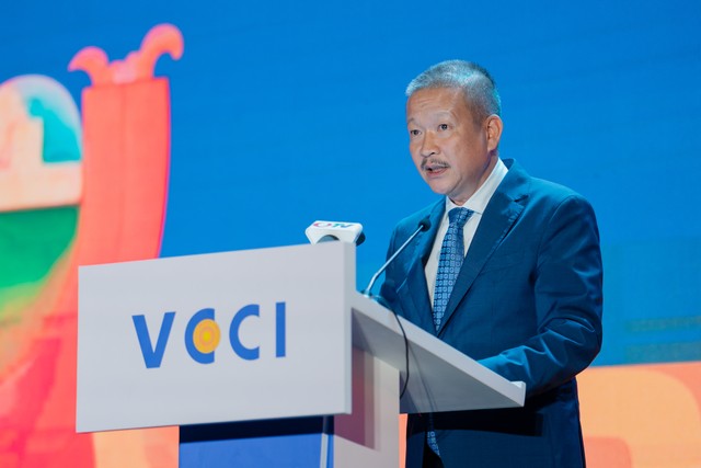 Ông Nguyễn Duy Hưng: “Báo cáo Kinh tế tư nhân Việt Nam giúp doanh nghiệp nhìn lại chính mình để minh bạch hơn, quản trị tốt hơn, đầu tư dài hạn hơn và phát triển bền vững hơn”. Ông Nguyễn Duy Hưng: “Báo cáo Kinh tế tư nhân Việt Nam giúp doanh nghiệp nhìn lại chính mình để minh bạch hơn, quản trị tốt hơn, đầu tư dài hạn hơn và phát triển bền vững hơn”.