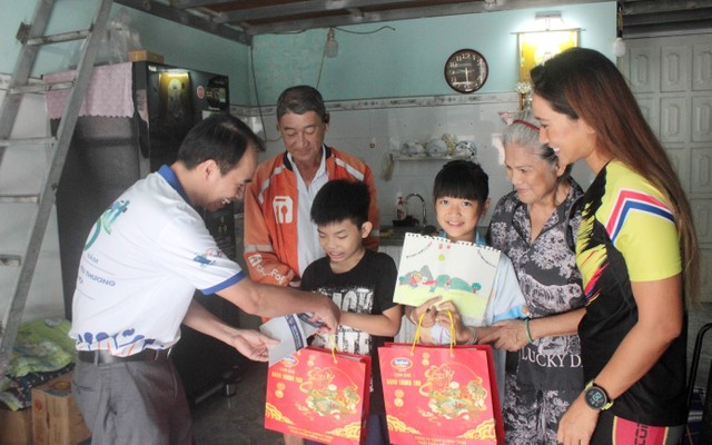 Những chuyến thăm đã trở nên quen thuộc, được các em và gia đình mong chờ. Những chuyến thăm đã trở nên quen thuộc, được các em và gia đình mong chờ.