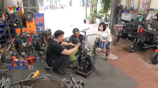 Với chị Nga, mỗi chiếc xe không chỉ là phương tiện đi lại mà còn là “đôi chân thứ hai”, giúp người khuyết tật chủ động hơn trong cuộc sống. Với chị Nga, mỗi chiếc xe không chỉ là phương tiện đi lại mà còn là “đôi chân thứ hai”, giúp người khuyết tật chủ động hơn trong cuộc sống.