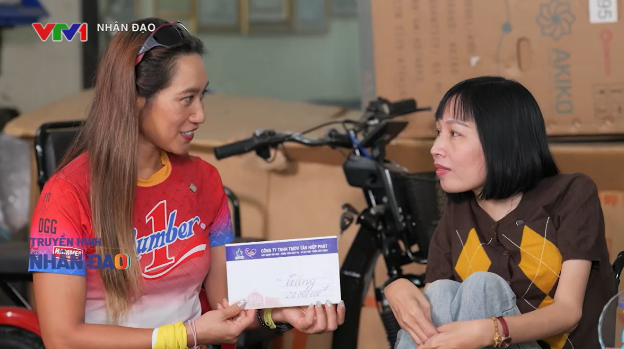 Đại diện Tân Hiệp Phát gặp gỡ chị Lâm Thị Nga trong hành trình “Nối trọn yêu thương”. Đại diện Tân Hiệp Phát gặp gỡ chị Lâm Thị Nga trong hành trình “Nối trọn yêu thương”.