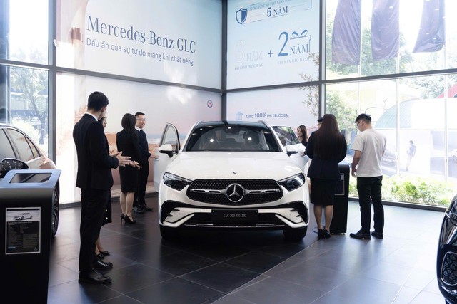 Rất đông khách hàng đến các đại lý của Haxaco tìm hiểu mua GLC khi hãng có chính sách mới. Rất đông khách hàng đến các đại lý của Haxaco tìm hiểu mua GLC khi hãng có chính sách mới.
