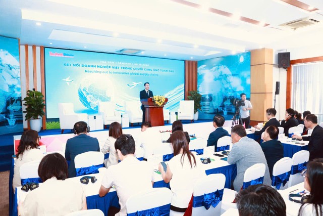 "Việt Nam đã thu hút được nhiều dự án FDI quy mô lớn trong các lĩnh vực điện tử, bán dẫn, chuyển đổi số, trí tuệ nhân tạo... Điều này đã khẳng định vai trò ngày càng quan trọng của Việt Nam trong chuỗi cung ứng bán dẫn, sản xuất công nghệ cao toàn cầu", Thứ trưởng Trần Quốc Phương nhấn mạnh. Ảnh Chí Cường "Việt Nam đã thu hút được nhiều dự án FDI quy mô lớn trong các lĩnh vực điện tử, bán dẫn, chuyển đổi số, trí tuệ nhân tạo... Điều này đã khẳng định vai trò ngày càng quan trọng của Việt Nam trong chuỗi cung ứng bán dẫn, sản xuất công nghệ cao toàn cầu", Thứ trưởng Trần Quốc Phương nhấn mạnh. Ảnh Chí Cường