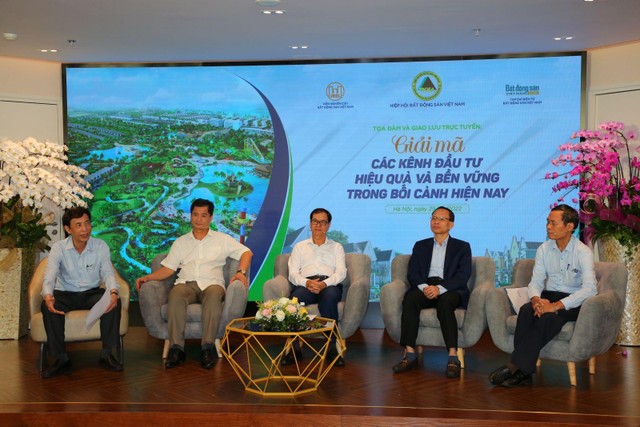 Các diễn giả chia sẻ tại Tọa đàm.