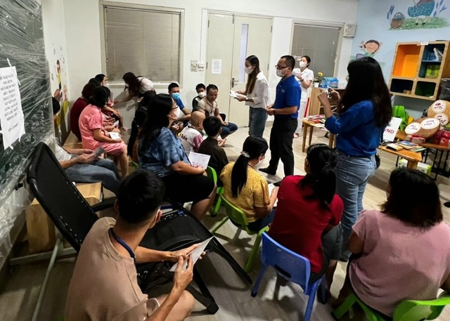 Các thành viên Chi đoàn Báo Đầu tư trao 20 suất học bổng tới các bệnh nhi đang điều trị ung thư máu tại Viện Huyết học – Truyền máu TW Các thành viên Chi đoàn Báo Đầu tư trao 20 suất học bổng tới các bệnh nhi đang điều trị ung thư máu tại Viện Huyết học – Truyền máu TW