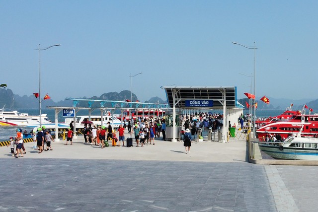Cảng tàu du lịch quốc tế Ao Tiên luôn đông nghẹt khách du lịch trong mùa Hè