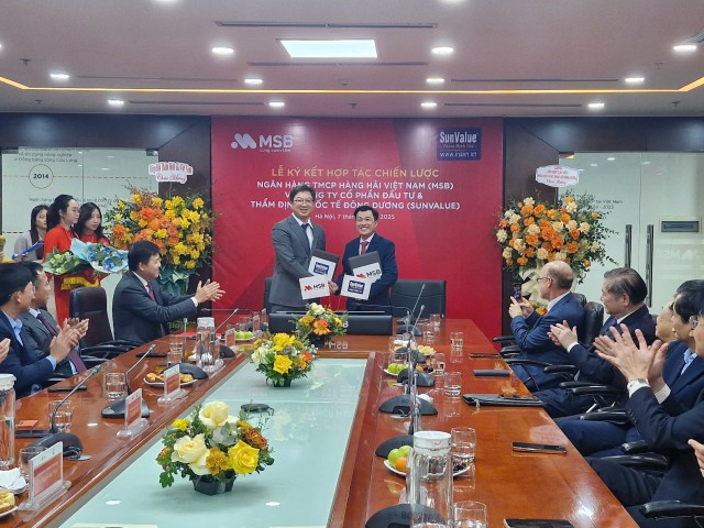 Ông Nguyễn Hoàng Linh - Tổng giám đốc MSB (trái) và ông Trương Thái Sơn - Chủ tịch Công ty TNHH Tập đoàn Thẩm định giá SunValue (phải) tham gia ký kết thỏa thuận hợp tác