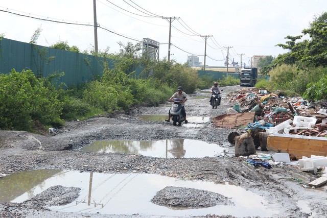 Con đường dẫn vào dự án khu công viên Mũi Đèn Đỏ và khu đô thị tại quận 7, TP.HCM