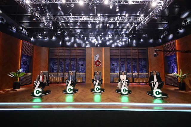 Sếp Nguyễn Thanh Quyền (ngoài cùng bên trái) và các sếp tại buổi họp báo “Whose Chance – Cơ hội cho ai” mùa 4. Sếp Nguyễn Thanh Quyền (ngoài cùng bên trái) và các sếp tại buổi họp báo “Whose Chance – Cơ hội cho ai” mùa 4.