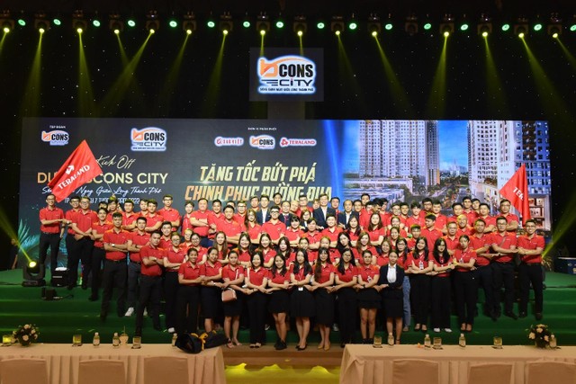 Các chuyên viên kinh doanh TeraLand bùng nổ tinh thần chiến binh tại lễ kick off Bcons City.