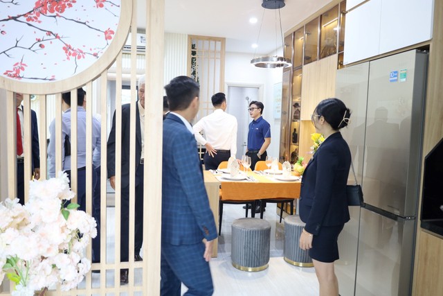 Đông đảo khách đến tham quan căn hộ mẫu Bcons Avenue ngay ngày khai trương. Đông đảo khách đến tham quan căn hộ mẫu Bcons Avenue ngay ngày khai trương.