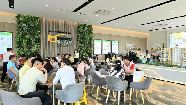 Người mua nhà đang tìm kiếm sản phẩm phù hợp để nhanh chóng sở hữu.