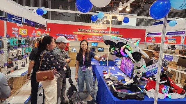 Không gian trưng bày các sản phẩm của Công ty Phong Vũ tại triển lãm thu hút người xem