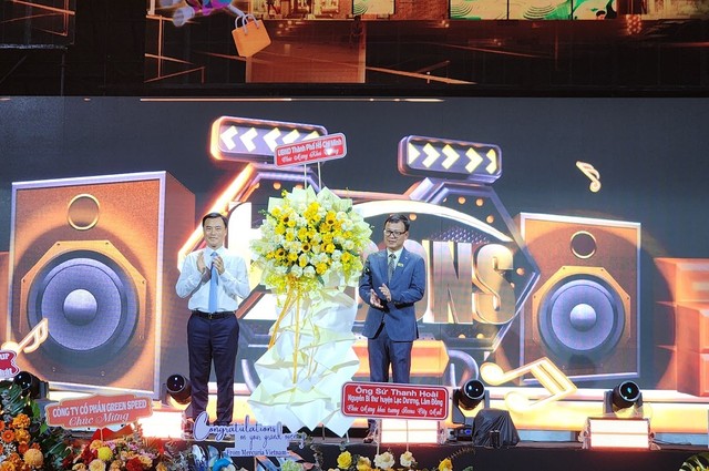 Phó Chủ tịch UBND TP.HCM Bùi Xuân Cường (bên trái) tặng hoa chúc mừng Tập đoàn Bcons tại buổi lễ.