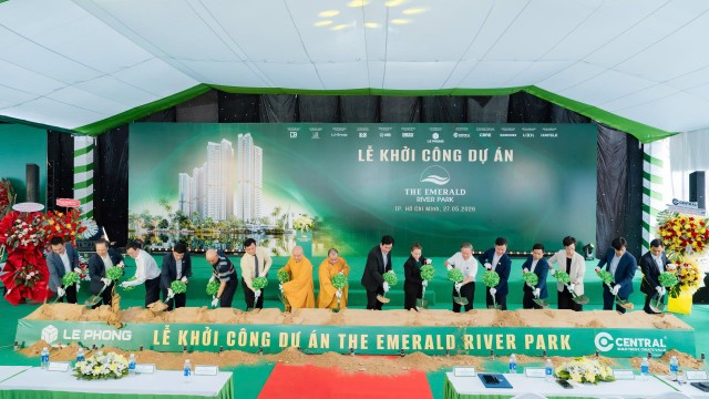 Đại diện Tập đoàn Lê Phong cùng các đại biểu thực hiện nghi thức khởi công dự án The Emerald River Park. Đại diện Tập đoàn Lê Phong cùng các đại biểu thực hiện nghi thức khởi công dự án The Emerald River Park.