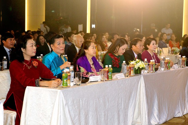 Vinh danh 100 doanh nhân nữ tiêu biểu cúp Bông hồng vàng 2016 ảnh 4