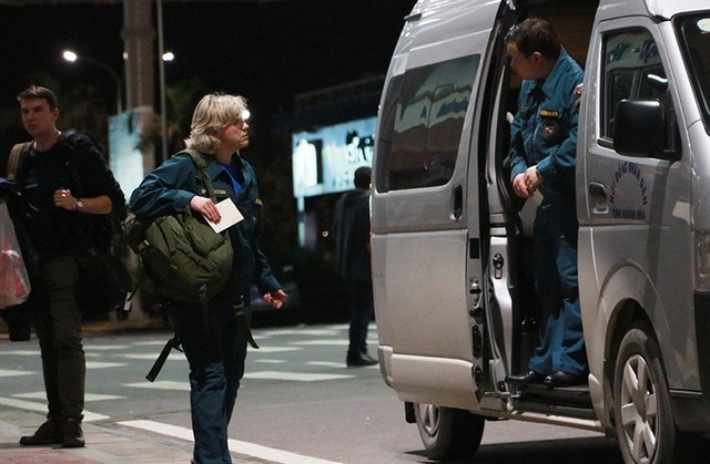 Phi cơ Nga chở 5 triệu USD hàng hóa cứu trợ đến sân bay Cam Ranh ảnh 8