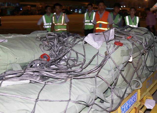 Phi cơ Nga chở 5 triệu USD hàng hóa cứu trợ đến sân bay Cam Ranh ảnh 7