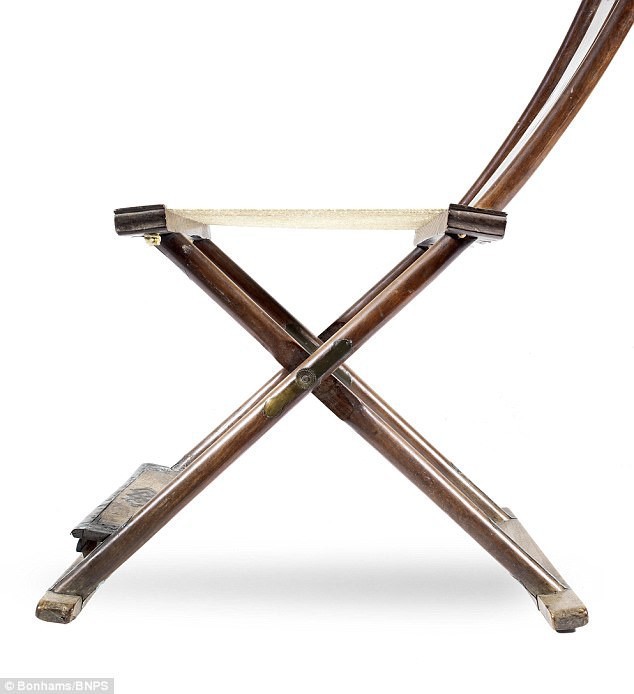 Bộ ghế gỗ sưa 300 năm tuổi giá 160 tỷ đồng ảnh 1