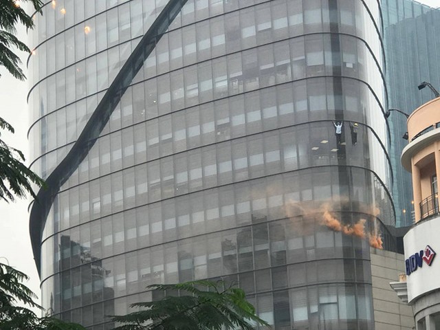 Tòa nhà Bitexco diễn tập cứu hỏa, người Sài Gòn hoảng hốt tưởng cháy thật ảnh 1