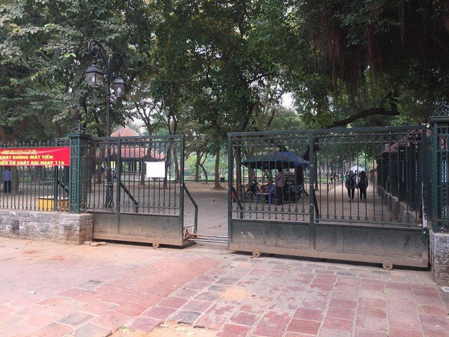  Du khách bất ngờ khi Văn Miếu - Quốc Tử Giám tạm dừng... trông xe ảnh 1