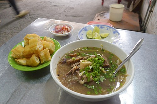 Cháo lòng cô Ba ‘đắt xắt ra miếng’ gần nửa thế kỷ ở Sài Gòn ảnh 1