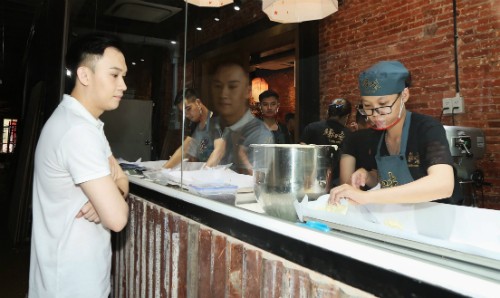 Dương Triệu Vũ góp vốn mở chuỗi bánh 2 triệu USD ảnh 1