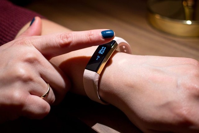 5 thiết bị đeo thông minh nổi bật 2017 ảnh 5