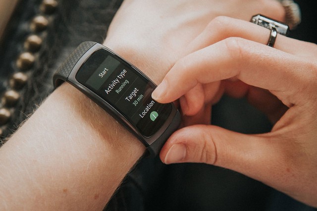 5 thiết bị đeo thông minh nổi bật 2017 ảnh 4