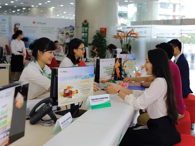 Nhiều ngân hàng tiếp tục tăng lãi suất những ngày cuối năm ảnh 1