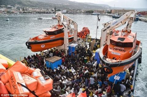 Nội khối Đông-Tây EU bất hòa ảnh 1