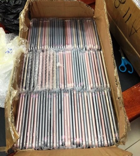 Hàng trăm điện thoại iPhone nghi nhập lậu bị cảnh sát thu giữ ảnh 1