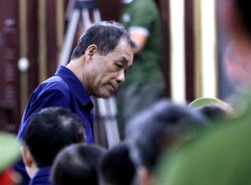 Trầm Bê gầy rộc, Phạm Công Danh bị choáng tại tòa ảnh 2