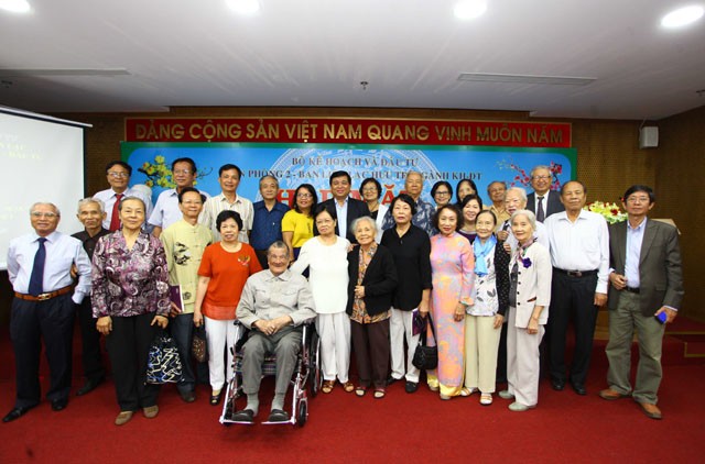 Bộ trưởng Nguyễn Chí Dũng thăm, chúc thọ cán bộ cao tuổi ngành Kế hoạch và Đầu tư tại TP.HCM  ảnh 3