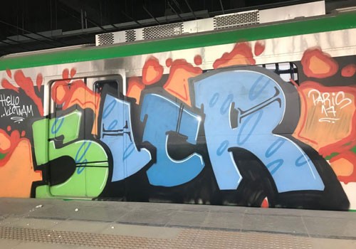 Tàu Cát Linh - Hà Đông được tẩy xóa nét vẽ graffiti ảnh 1