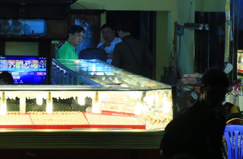 Tên cướp đập vỡ tủ kính trước mặt chủ tiệm, gom vàng tẩu thoát ảnh 1