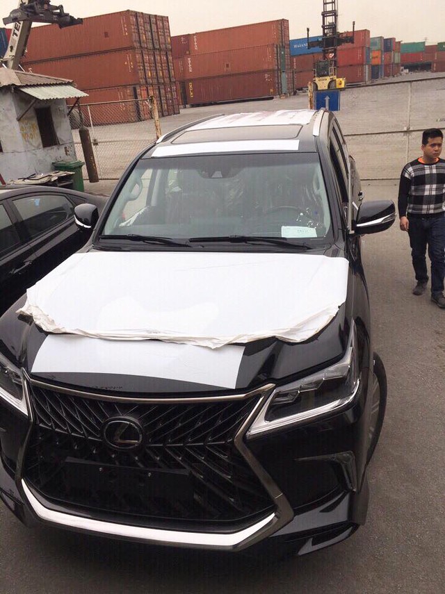 Lexus LX570 Super Sport 2018 đầu tiên về Việt Nam đón Tết ảnh 1