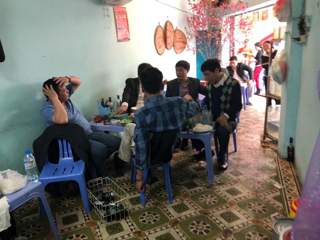 Giá tăng, hàng quán ăn uống ngày đầu đi làm vẫn chật kín khách ảnh 2 Giá tăng, hàng quán ăn uống ngày đầu đi làm vẫn chật kín khách ảnh 2