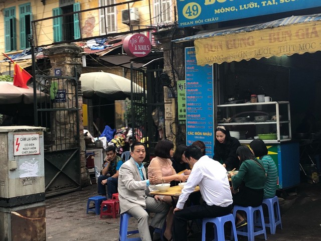 Giá tăng, hàng quán ăn uống ngày đầu đi làm vẫn chật kín khách ảnh 3 Giá tăng, hàng quán ăn uống ngày đầu đi làm vẫn chật kín khách ảnh 3