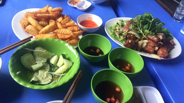 Giá tăng, hàng quán ăn uống ngày đầu đi làm vẫn chật kín khách ảnh 4 Giá tăng, hàng quán ăn uống ngày đầu đi làm vẫn chật kín khách ảnh 4