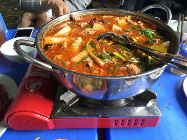 Giá tăng, hàng quán ăn uống ngày đầu đi làm vẫn chật kín khách ảnh 6 Giá tăng, hàng quán ăn uống ngày đầu đi làm vẫn chật kín khách ảnh 6