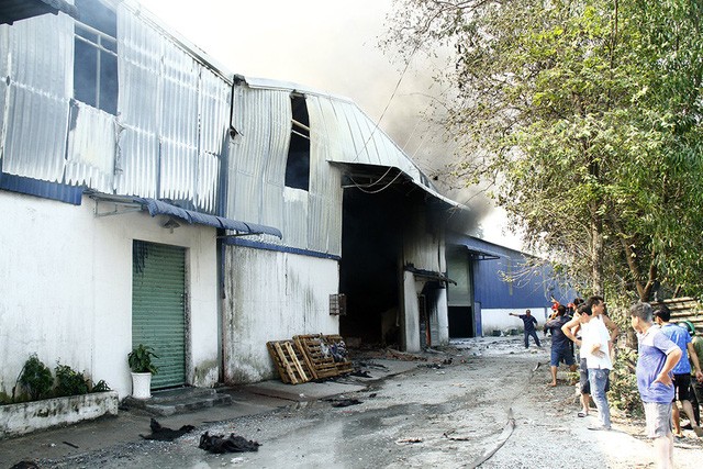 Công ty gỗ mỹ nghệ cháy lớn trong ngày khai trương ảnh 1