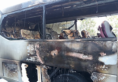 Ôtô chở hơn chục khách cháy ngùn ngụt trên đại lộ ở Sài Gòn ảnh 1