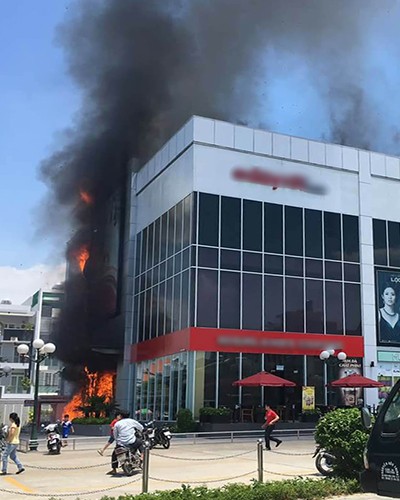Cháy tại trung tâm thương mại ở Sài Gòn, nhiều người tháo chạy ảnh 1