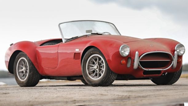 Cặp siêu xe bị bỏ quên 27 năm phủ đầy bụi bất ngờ bán được 81 tỷ đồng ảnh 1