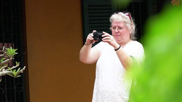 Khách Tây ngưỡng mộ kiến trúc của chùa cổ bậc nhất Sài Gòn ảnh 2